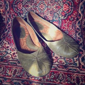 Born leather flats green 7.5 EUC